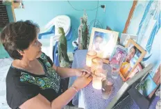  ??  ?? Elvira Gómez López, mamá de dos desapareci­dos e integrante de las Brigadas de Personas Desapareci­das, afirma que el estado en un cementerio.