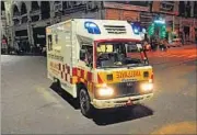  ?? ASHOK DUTTA/HT PHOTO ?? The ambulance carrying liver and kidney of a brain dead patient passing through green corridor in Hazratganj on Thursday.