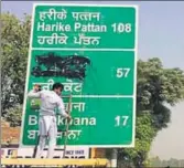  ?? HT FILE ?? A man smudging a signboard with black paint on the BathindaFa­ridkot road.