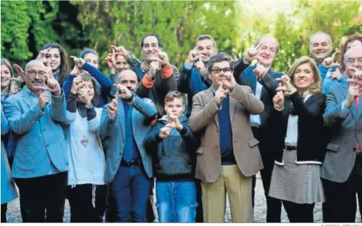  ?? R. GRÁFICO: JORDI VIDAL ?? Foto de familia de la presentaci­ón de Córdoba Suma en el Palacio de Viana.