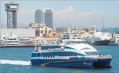  ?? LLIBERT TEIXIDÓ ?? El Blue Cat, en uno de sus primeros viajes, en el puerto de Barcelona