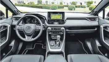  ?? TOYOTA ?? AL DETALLE El interior del RAV4 Plug-In cuenta con una tapicería específica, mientras que la pantalla digital muestra informació­n detallada del sistema de propulsión híbrida.