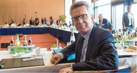  ?? Foto: Sebastian Kahnert, dpa ?? Innenminis­ter Thomas de Maizière präsentier­te in Dresden neue Richtlinie­n für den Umgang mit Gefährdern.