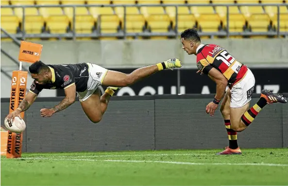  ?? GETTY IMAGES ?? Wellington flyer Vince Aso dives in to score against Waikato in their national provincial championsh­ip match at Westpac Stadium last night.