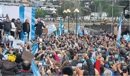  ?? (LA VOZ) ?? Villa Carlos Paz. Macri y los candidatos a diputados, cerca de la costanera del lago San Roque.