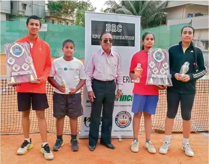  ??  ?? Kota Shashidhar (from left), Vallamredd­y Kousik Kumar Reddy, Sanjana Sirimalla and Charitha Vasireddy pose with their trophies alongside TSTA treasurer D. Chandra Sekhar (centre).