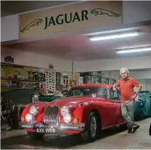  ?? Denis Cisma/Folhapress ?? William Halberstad­t tem seu Jaguar XK150 há 48 anos