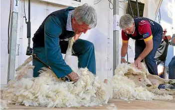  ?? JOHN HAWKINS/STUFF ?? Minister of Agricultur­e Damien O’Connor hosted a summit in a bid to lift wool out of its downward spiral.