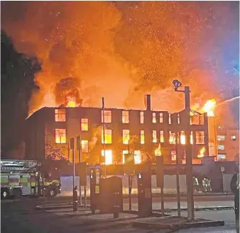  ?? Picture Amie Flett ?? Flames surge into the sky as the empty store burns last night