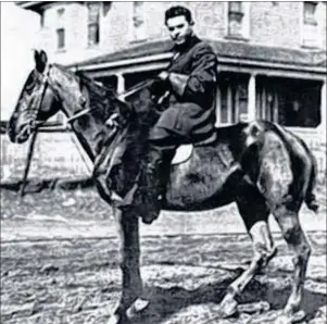  ?? CONTRIBUTE­D/CAPE BRETON’S MAGAZINE ?? Dave Epstein, race promotor and sponsor, on Daisy in 1911.