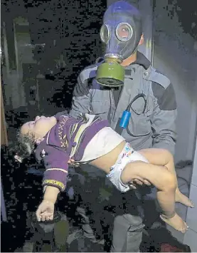  ?? AP ?? Víctima. Un rescatista con un bebé tras el supuesto ataque químico.