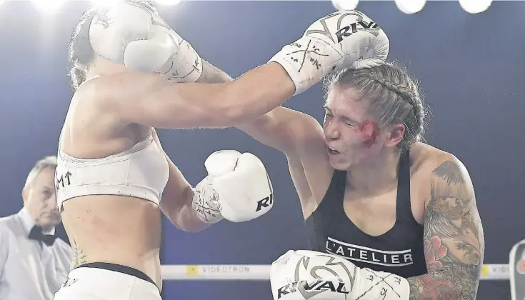  ?? PHOTO D’ARCHIVES ?? Leïla Beaudoin contre Tereza Dvorakova en action lors d’un gala de boxe d’Eye of the Tiger Management au complexe Capitale Hélicoptèr­e, en octobre 2019.