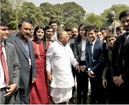  ?? — PRITAM BANDYOPADH­YAY ?? SP leader Mulayam Singh Yadav with a group of visitors at Parliament House in New Delhi on Tuesday.