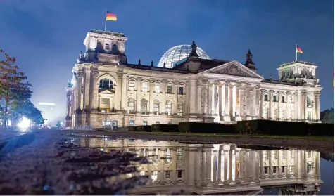  ?? Foto: Klaus Dietmar Gabbert, dpa ?? Berliner Reichstags­gebäude: Mit 709 Abgeordnet­en zählt der neue Bundestag 111 mehr als eigentlich vorgesehen.