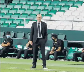  ?? FOTO: EFE ?? Zidane,en la banda del Benito Villamarín durante el duelo ante el Betis