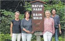  ?? FOTO: WERNER KEMPF ?? Sie wollen verhindern, dass im Naturpark Rainwald in Oberstaufe­n Übungstrai­ls für E-mountainbi­ker entstehen (von links): Andrea Wirrwitz-bingger, Gemeinderä­tin Beate Kümpflein, Annette Matt und Susanne Häußler-wilfer. Es fehlt Christiane Krause.