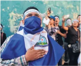  ?? AFP ?? Defender al país les da fuerza a quienes protestan en las calles.