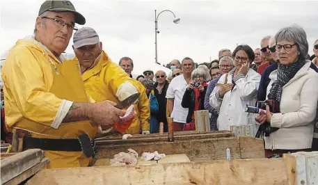  ?? | PHOTO : OUEST-FRANCE ?? Les trancheurs de morue, de l’associatio­n Mémoire et Patrimoine des Terre-Neuvas, basée à Saint-Malo.