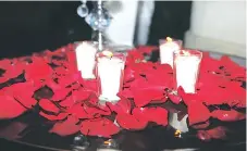  ??  ?? ROMANTICIS­MO Los ambientes románticos con velas y pétalos de rosa son el ícono de la decoración inspirada en Valentine’s Day, es una opción tradiciona­l que nunca pasará de moda.