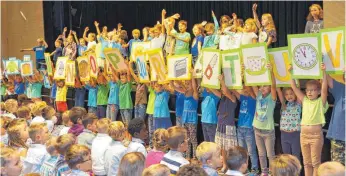  ?? FOTO: KI ?? 165 Schulanfän­ger werden bei der Einschulun­gsfeier der Berta-Hummel-Schule mit Freude empfangen.