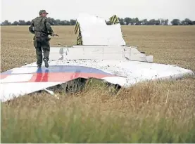  ??  ?? Custodia. Un miliciano prorruso el día después de la caída del avión./