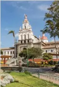  ??  ?? Plaza principal de Cotacachi.Cotacachi’s Main Square and church.