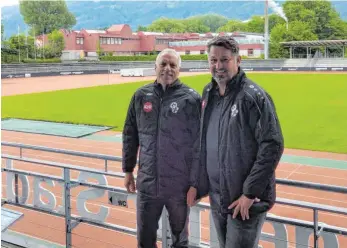  ?? FOTO: VEREIN ?? Das neue Trainerduo Klaus Gimple (links) und Michael Pelko im Stadion von Schwarz-Weiß Bregenz.