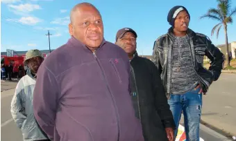  ?? Photos: Zolani Sinxo ?? Thembaleth­u Uncedo chairman Welele Mbudede (purple top) speaking to the George Herald on Tuesday morning.