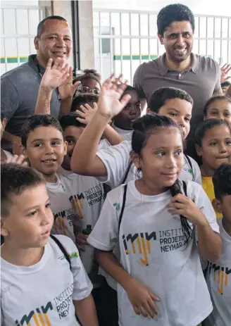  ?? NELSON ALMEIDA/AFP ?? Visita. Nasser Al-Khelaifi, presidente do PSG, conheceu o projeto social de Neymar