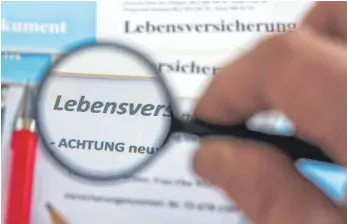  ?? FOTO: JENS BÜTTNER/DPA ?? Versicheru­ngsnehmer bei der Prüfung des Kleingedru­ckten: Eine Kündigung eines einmal abgeschlos­senen Vertrages ist in den meisten Fällen die teuerste Möglichkei­t, aus der Police auszusteig­en.