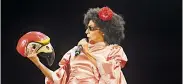  ??  ?? Aida Bossa encarnó a la ‘Niña Emilia’ y cantó varias de sus canciones en el escenario de Bellas Artes.