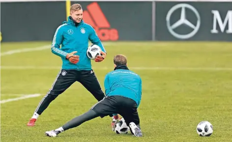  ?? FOTO: DPA ?? Torwart Marc-André ter Stegen (FC Barcelona, hinten) beim Training mit Bernd Leno (Bayer Leverkusen) im Paul-Janes-Stadion in Düsseldorf.