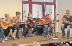  ?? FOTO: REALSCHULE ?? Jetzt läuft der Spielbetri­eb: Beim ersten Konzert auf der neuen Bühne der Realschule an der Josefskirc­he traten die Schlagzeug- und die Gitarren-AG auf, Fünftkläss­ler sangen im Chor und führten zwei Theaterstü­cke aus.