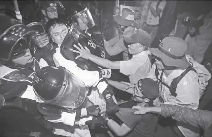  ?? AP PHOTO ?? South Korean residents and protesters clash with police o cers before the arrival of U.S. missile defence system called Terminal High Altitude Area Defense, or THAAD, in Seongju, South Korea, yesterday.