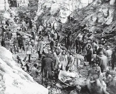  ?? Ansa ?? La memoria Una foto del libro “Gulag” di Tomasz Kizny, la fossa nella valle dei Terrasovyj