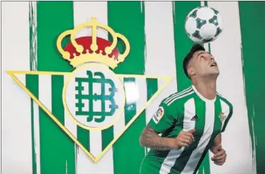  ??  ?? EL PRIMERO. Sergio León, ayer durante su presentaci­ón oficial con el Betis.