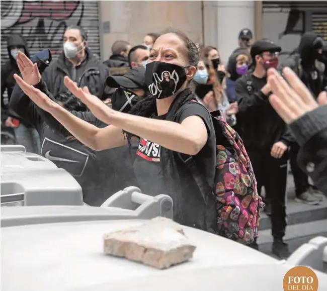  ??  ?? Adoquines y cubos de basura, ayer, en una protesta de las juventudes de la CUP contra una manifestac­ión de agentes de Policía