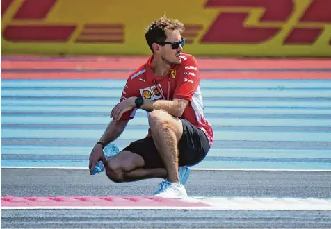  ?? Foto: Boris Horvat, afp ?? Wie vor jedem Rennen inspiziert Sebastian Vettel jeden Meter auf dem Kurs von Le Castellet in Frankreich. Ferrari fühlt sich vor dem Rennen am Sonntag gut gerüstete für den Kampf mit Mercedes und den anderen Kontrahent­en.