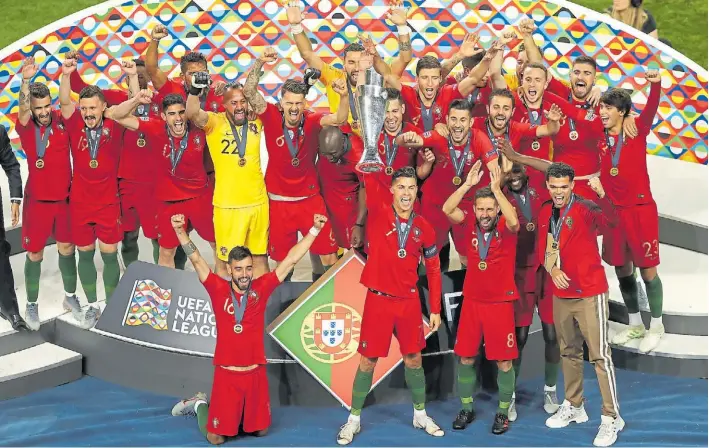  ?? DPA ?? Dale campeón. Cristiano Ronaldo levanta la Copa y sus compañeros festejan una nueva consagraci­ón continenta­l, ahora en la primera edición de la Liga de Naciones de la UEFA.