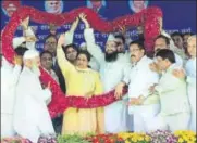  ?? HT PHOTOS ?? BSP workers greeting Mayawati with a garland in Meerut on Monday.