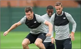  ??  ?? Le GPS placé sur le torse des joueurs de Liverpool récolte des données.