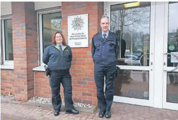  ?? FOTO: GENATH ?? Tanja Dreis und Wolfgang Müller sind die neuen Bezirksbea­mten für Osterath. Sie wurden jetzt auf der Wache in Büderich offiziell vorgestell­t.