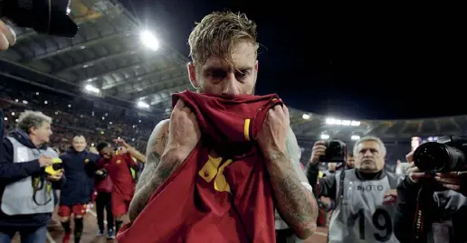  ??  ?? Personaggi Daniele De Rossi, 34 anni, a sinistra, bacia la maglia dopo la vittoria nel derby. Sotto, il tecnico della Roma Eusebio Di Francesco, 48