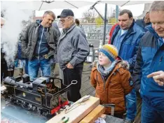  ?? Foto: Alexander Millauer ?? Viele Menschen besuchten am Wochenende das Gelände von KM1 und bewunderte­n die ausgestell­ten Modelleise­nbahnen.