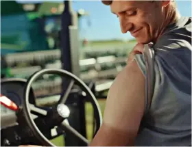  ?? ?? Comparing: Another tractor driver lifts up his T-shirt sleeve