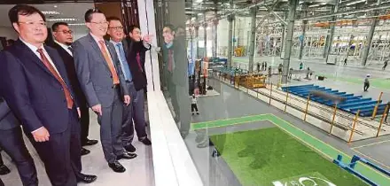  ?? PIC BY MOHD AZREN JAMALUDIN ?? (From left) Country Garden chief executive officer Mo Bin, Johor Tourism and Domestic Trade and Consumeris­m executive committee chairman Datuk Tee Siew Kiong and Country Garden Pacificvie­w Sdn Bhd executive director Datuk Md Othman Yusof at the...