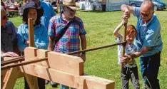  ??  ?? Wasserleit­ungen aus Holz konnten die Besucher beim Mühlentag in Thierhaupt­en selbst schweißtre­ibend bohren.