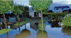  ?? Foto: Zita Schmid ?? Beim Hochwasser­einsatz im Juli hat sich gezeigt, dass die Kellmünzer ihr altes Feu‰ erwehrfahr­zeug weiter gut gebrauchen können.