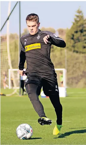  ?? FOTO: DIRK PÄFFGEN ?? Matthias Ginter (hier im Winter-trainingsl­ager in Spanien) kehrte mit Borussia Mönchengla­dbach am Montag auf den Trainingsp­latz zurück.