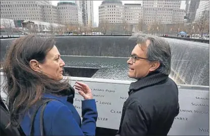  ?? JORDI BEDMAR ?? Artur Mas visitó ayer en Nueva York el memorial del 11-S, junto a Linn Rasic, vicepresid­enta del museo